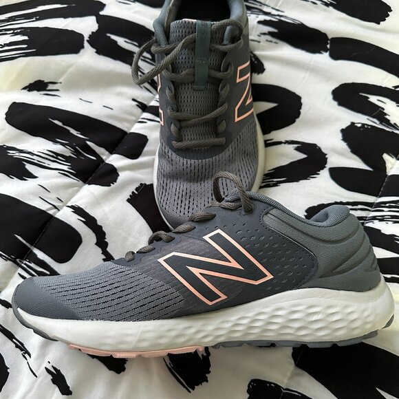New Balance Grey/Pink Running Sneaker - Worn Once - Women's Size 9 - Picture 3 of 9